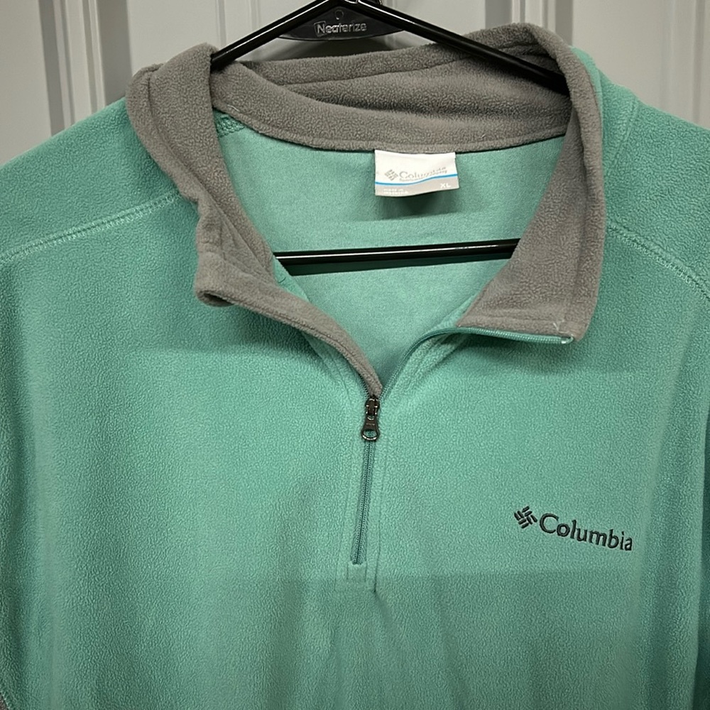 Columbia 1/4 zip pullover. Seafoam green with grey accent.